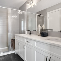 Medium ensuite bathroom