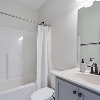 Medium guest bathroom