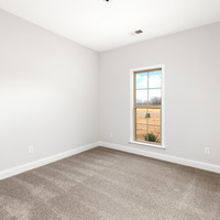 Medium guest bedroom