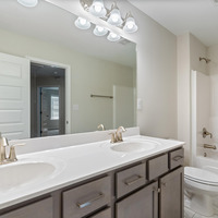 Medium guest bathroom  2 