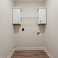 Medium everleighb utility room