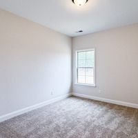 Medium guest bedroom