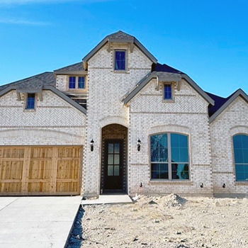 Large square 4429 capstone exterior