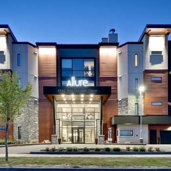 Large square allure exterior 