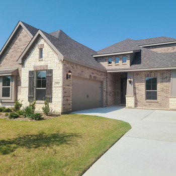 Large square 5621 log cabin exterior